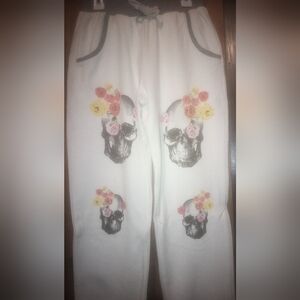 ☠️White Floral Skull Jogger Pants🤍